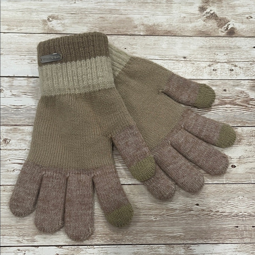 Steve Madden Beige and Green Knit Gloves NWOT